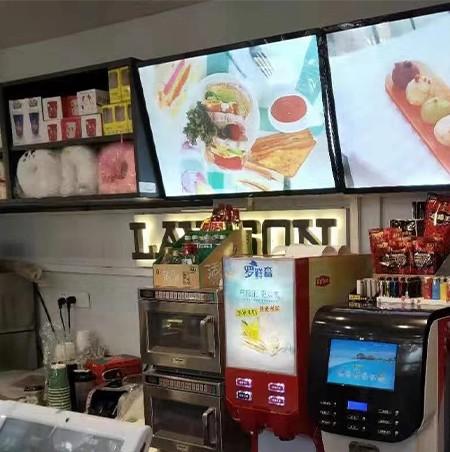 S400GT、銀蓋雅在羅森便利店